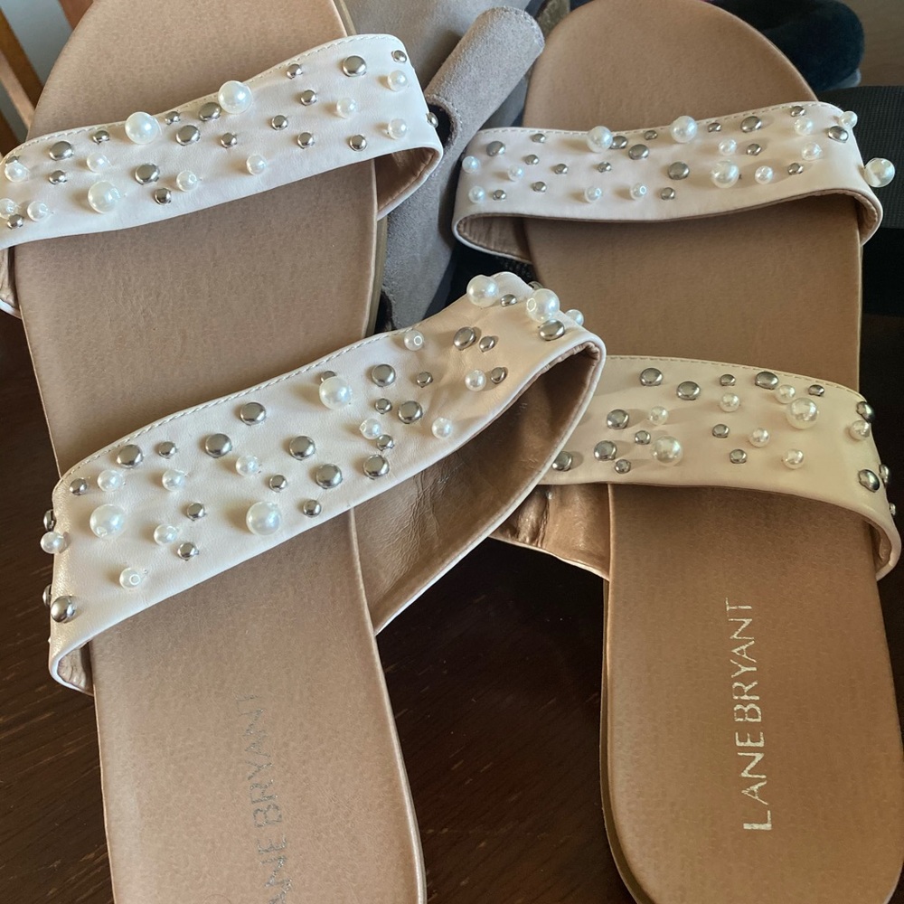 Sandals with pearls
